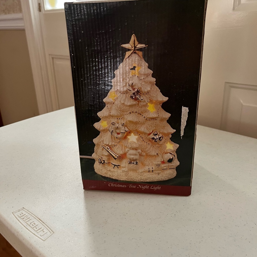 Vintage International Bazaar Ceramic White and Gold Christmas Tree - Picture 10 of 12